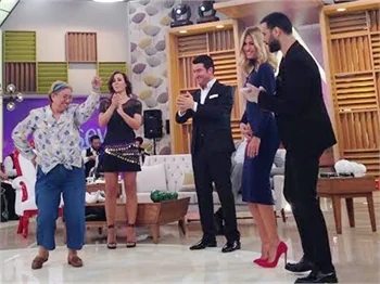 Asena'dan canlı yayında dans dersi!