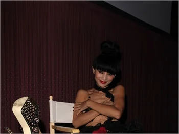 Bai Ling festivale böyle gelince...