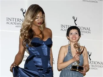 2014 Uluslararası Emmy Ödülleri töreninde şıklık yarışı