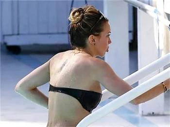 Katie Cassidy Miami sahilinde!