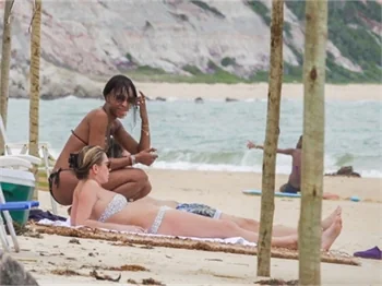 Kate Moss ve Naomi Campbell Brezilya sahillerinde