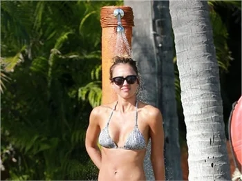 Jessica Alba, Meksika plajlarını yaktı...