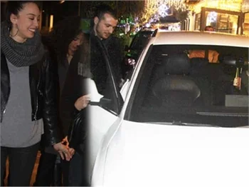 Azra Akın flaşları görünce...