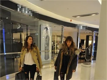 Pınar Tezcan ve Özge Ulusoy indirime koştu!