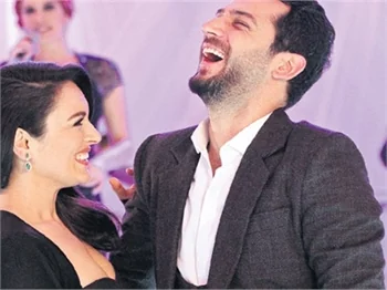 Ezgi Mola ile Murat Yıldırım'ın güldüren dansı!