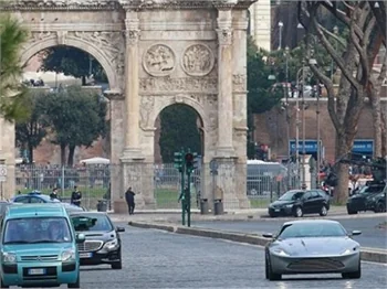 Roma'da James Bond isyanı!