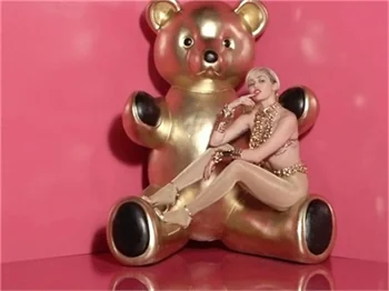 Miley Cyrus yine soyundu
