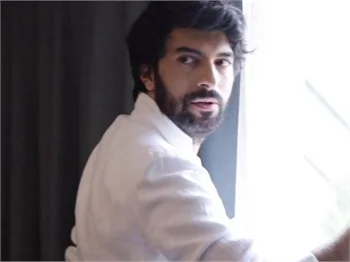 Engin Akyürek'ten olay yaratacak pozlar!