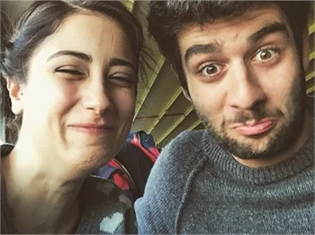 Hazal Kaya ve Cankat Aydos'un ilginç pozu!