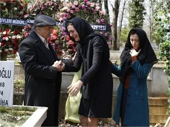 Feride annesini uğurluyor!