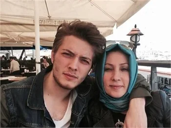 Paramparça'nın Ozan'ı Burak Tozkoparan gerçek annesiyle!