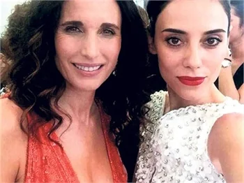 Cansu Dere, Cannes'a damga vurdu!
