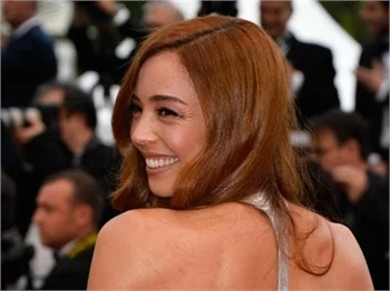 Azra Akın'dan Cannes dekoltesi!