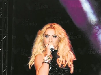 Hadise'den bol frikikli konser
