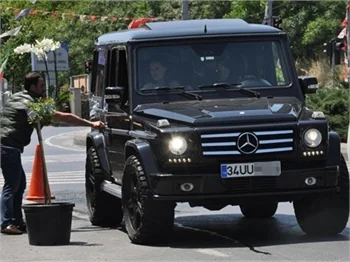 Burak Özçivit, sevgilisi Fahriye Evcen’e doğum günü sürprizi