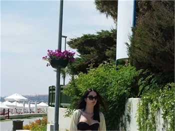 Elif Ece Uzun bikinili yakalandı!
