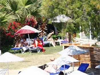 Deniz Çakır bikinili yakalandı