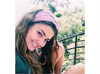 Hande Erçel kimdir?