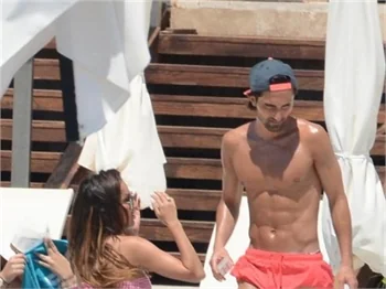 Fenerbahçeli Hasan Ali Kaldırım kız arkadaşlarıyla Bodrum'da tatilde