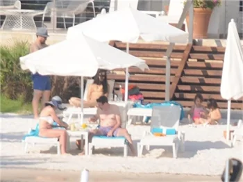 Tuba Büyüküstün ailesi ile tatilde!