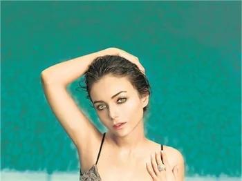 Damla Sönmez bikinili yakalandı