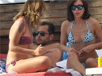 Gülşen ve Ozan Çolakoğlu Çeşme'de tatilde