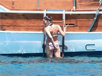 Nurgül Yeşilçay tanga bikini ile yakalandı!