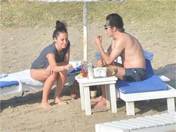 Teoman kız arkadaşıyla tatilde