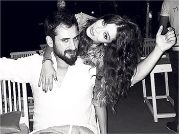 Özge Özpirinçci öyle de güzel böyle de!