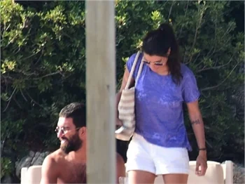 Arda Turan'dan Aslıhan Doğan'a öpücük