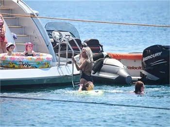 Hande Acar'ın denizde zor anları!
