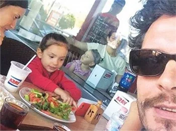 Boşanmanın ardından mutlu aile pozu