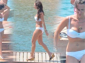 Beyaz bikinili güzel