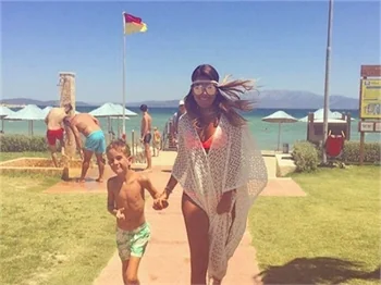 Özlem Yıldız ve Sinan Serter oğulları Demir ile tatilde