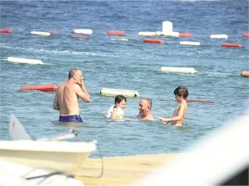Cem Yılmaz ve Ozan Güven çocuklarıyla birlikte tatilde