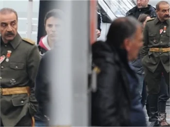 Yılmaz Erdoğan'dan Cem Yılmaz'a gönderme