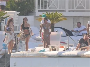 Özlem Yılmaz da bikinili yakalandı!