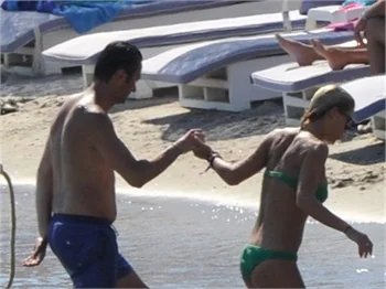 Şarkıcı Kendi sevgilisi ile Çeşme'de