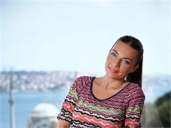 Burcu Kara ile sevgilisi Fırat Doğu Parlak yüzükleri taktı