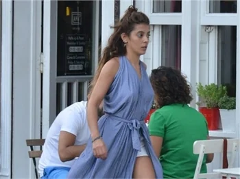Özge Özpirinçci ve Selin Şekerci objektifleri fark edince kaçtı