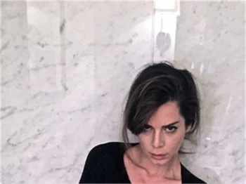 Eliz Sakuçoğlu plaja indi!