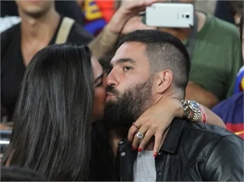 Arda Turan uçuyor