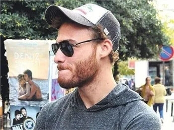 Kerem Bürsin şan dersi alıyor