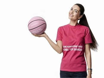 Bergüzar Korel’den meme kanserine  “Pembe Top”lu destek!