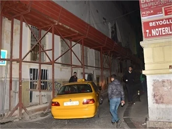 Model'in solisti Fatma Turgut, Cihangir'de tekme tokat kavga etti