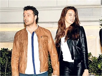 Azra Akın sevgilisi ile gecelerde!