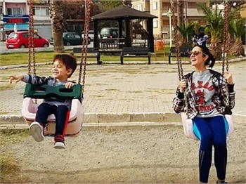Ahu Yağtu ile oğlu Kemal'in salıncak keyfi!