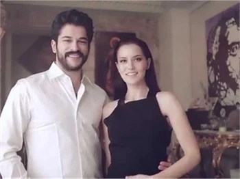 Burak Özçivit ve Fahriye Evcen'in aileleri sinemada buluştu