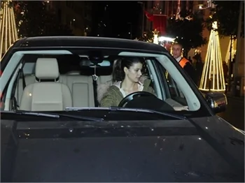 Beren Saat'in suskun gecesi!