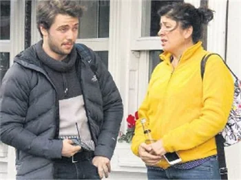 Kızların ilgisi Tolga Sarıtaş'ı utandırdı!